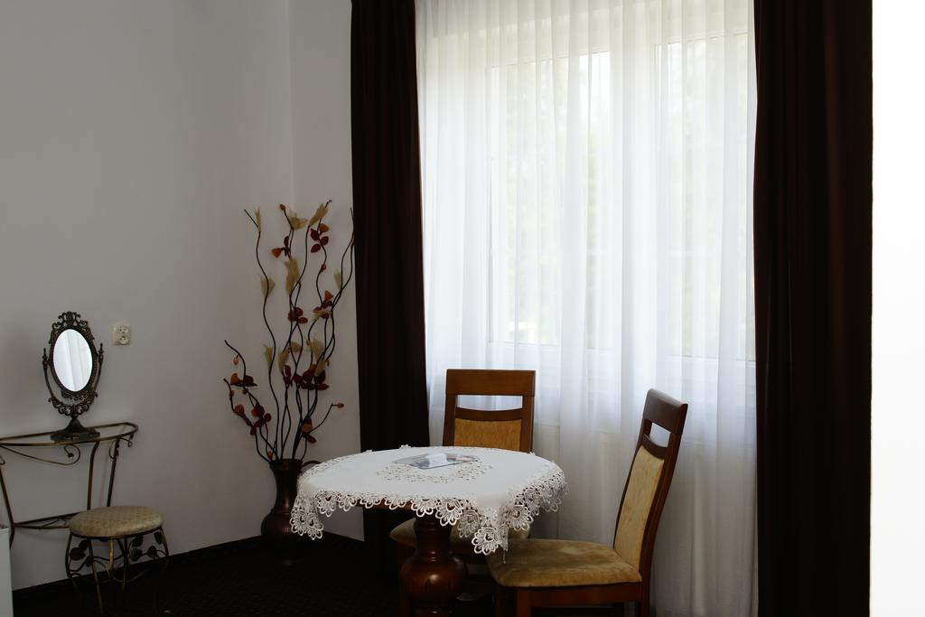 Dwor Dziekanow Zielonki  Exterior foto